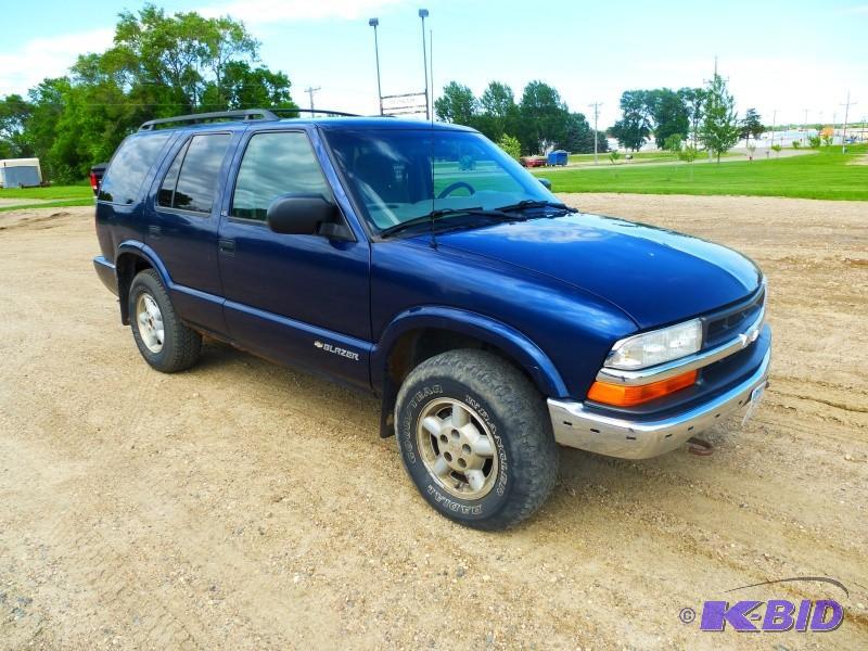 lot 4 image: 2000 Chevy Blazer 4WD Has 4.3 Lite...
