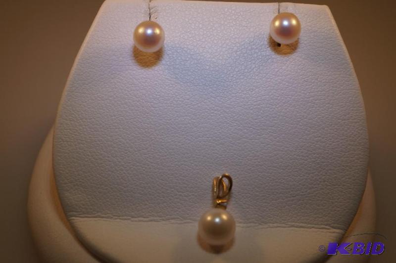 Gold Cultured Pearl Earrings and Pendant with Diamond