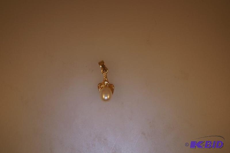 14 Karat Gold Freshwater Pearl Pendant