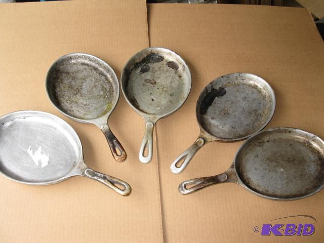 lot 28 image: 5 aluminum pans...