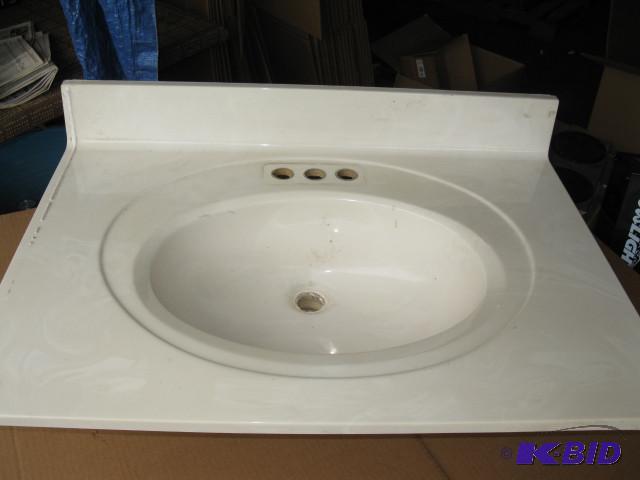 lot 29 image: Bathroom Sink, 31x22, no cracks but...