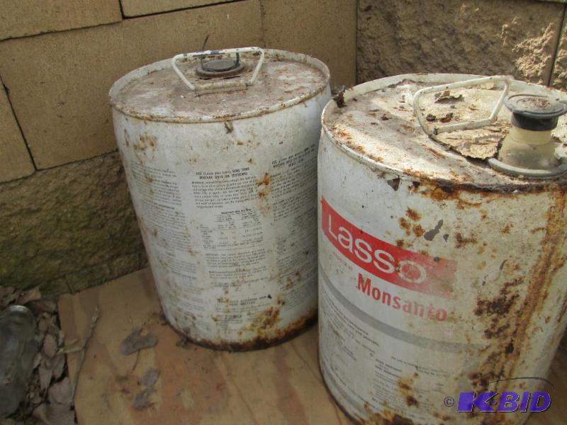 Pair of vintage Monsanto Lasso cans...