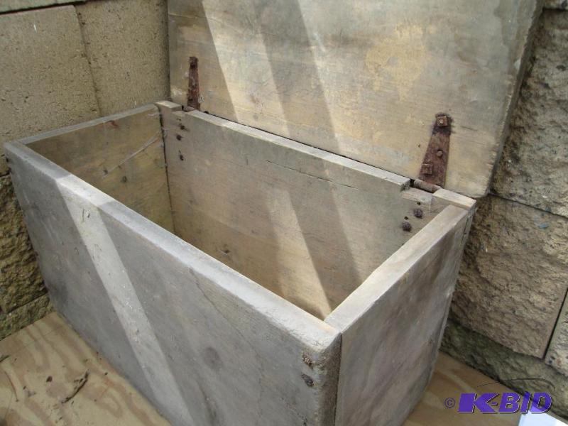 Wood box with hinges, vintage 1d...