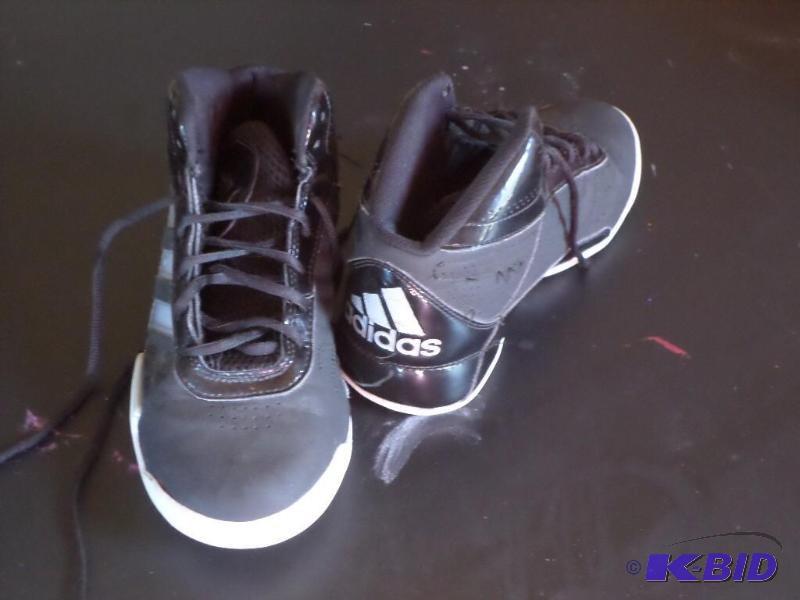 Adidas tennis size 3...