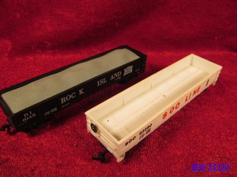 lot 57 image: Lot of 2 HO Scale Train Cars