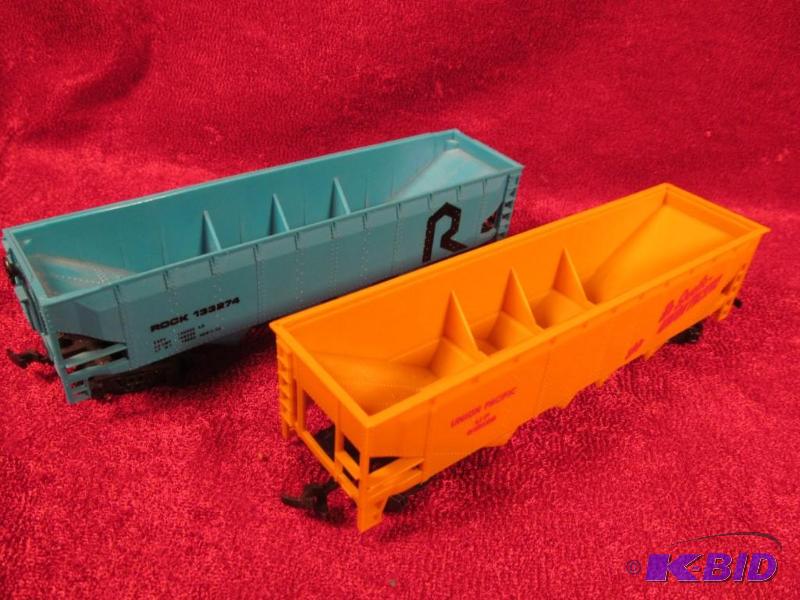 lot 58 image: Lot of 2 HO Scale Train Cars