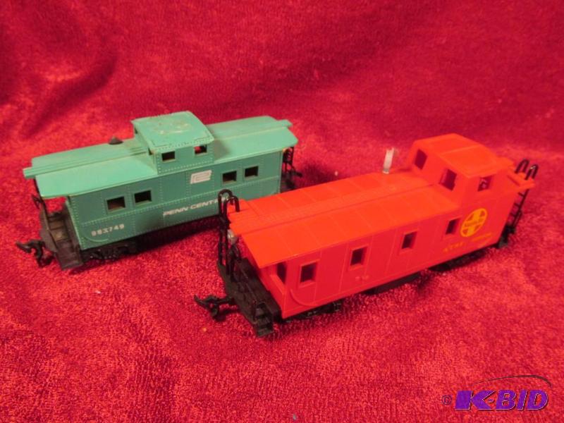 lot 59 image: Lot of 2 HO Scale Train Cars