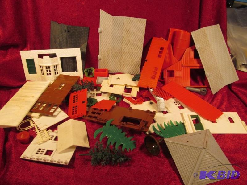lot 62 image: Lot of 4 O Scale Plastic Buildings