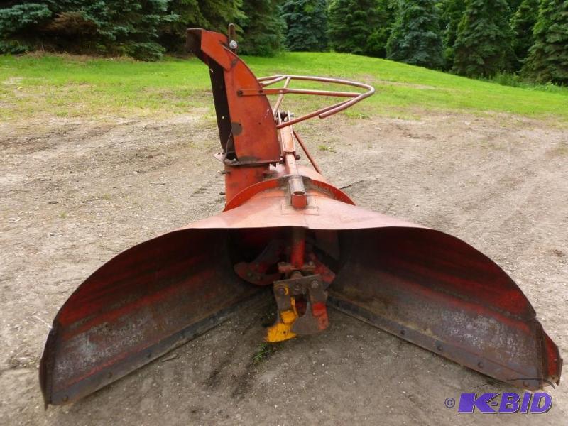 Large V- Hopper PTO driven heavy ga...