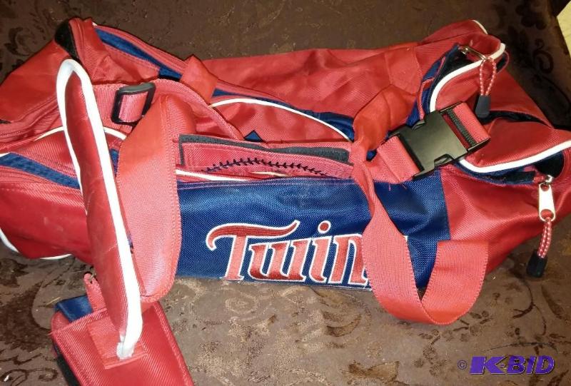lot 107 image: Minnesota Twin tote, lots of pocket...