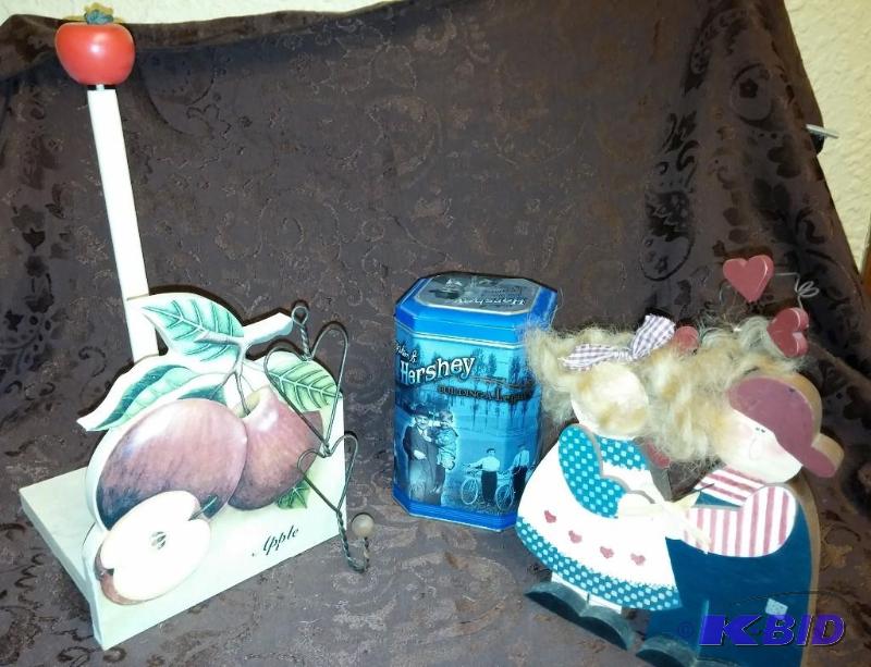 lot 120 image: Decorative lot, apple paper towel h...