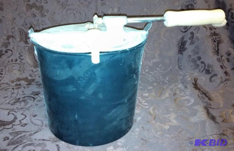 lot 121 image: Stove Top Popcorn Popper with stir ...