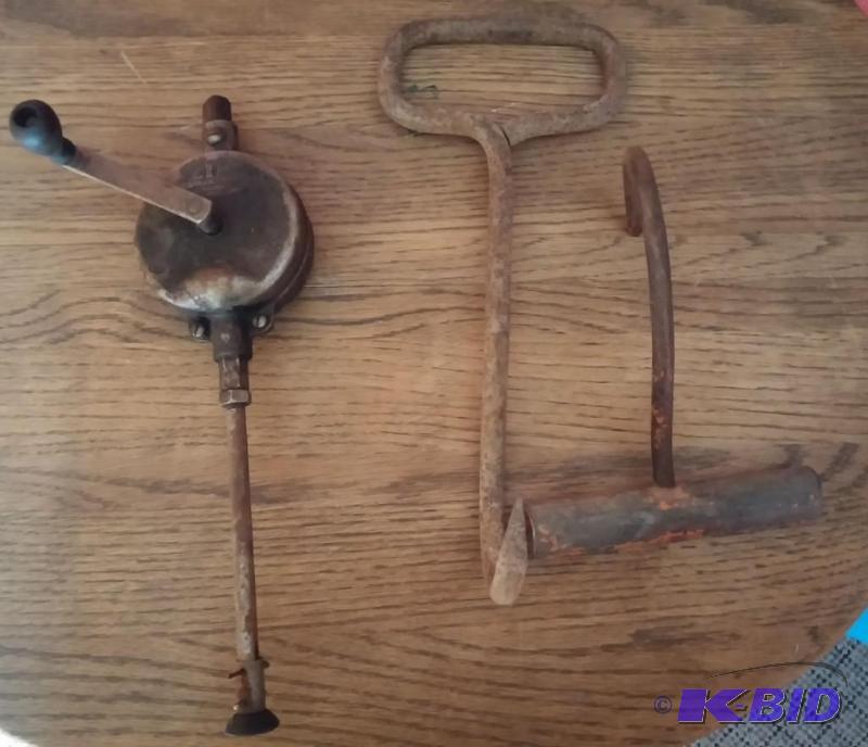 lot 131 image: Lot of Vintage bail hooks and tools...