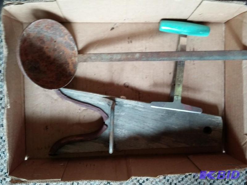 lot 14 image: Vintage Ladle and standing shoe hor...