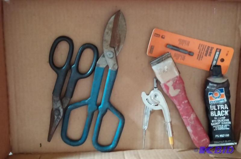 lot 15 image: Clippers, scrapers drill bits and m...