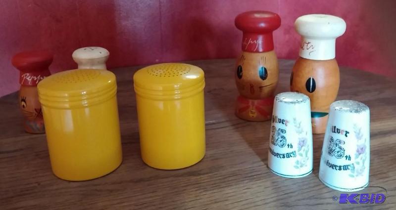 lot 16 image: Lot of vintage salt and pepper shak...