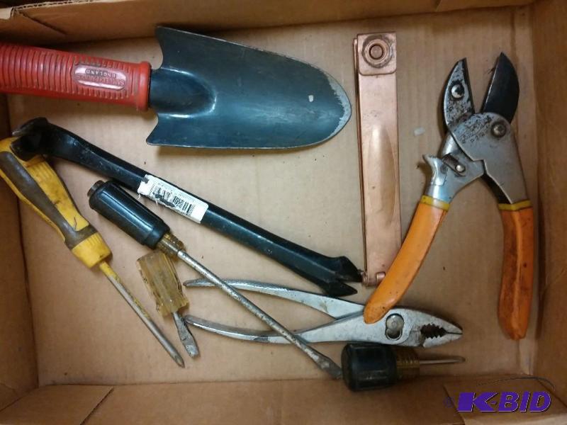 lot 20 image: Lot of tools crow bar pliers MORE...