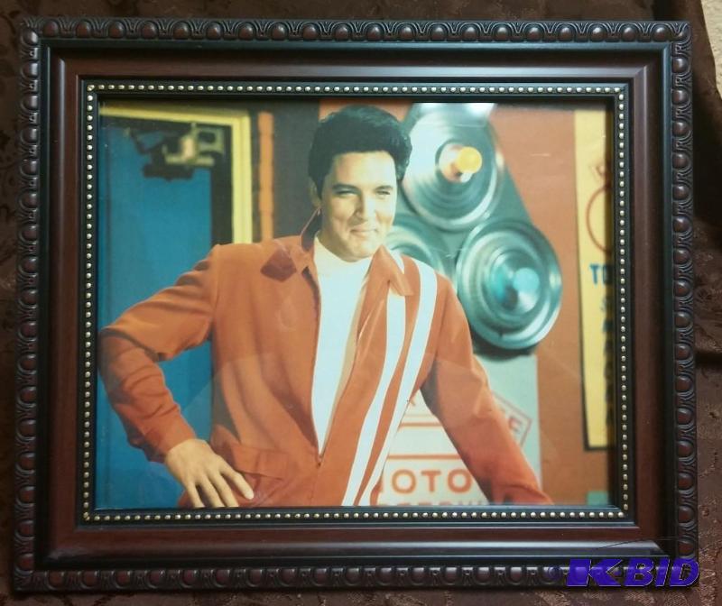 lot 26 image: Elvis Presley Picture 8 X 10...