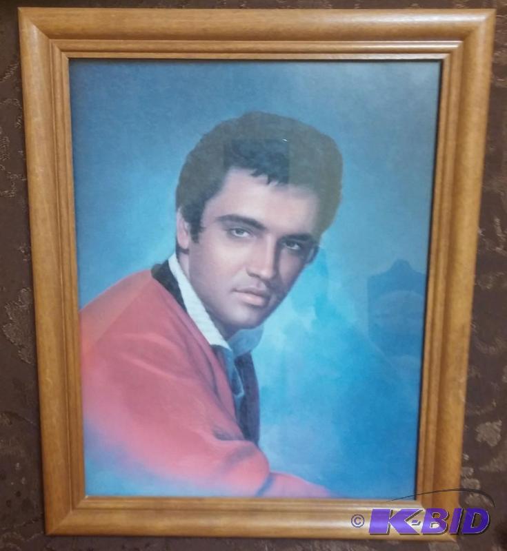lot 27 image: Elvis Presley Picture 8 X 10...