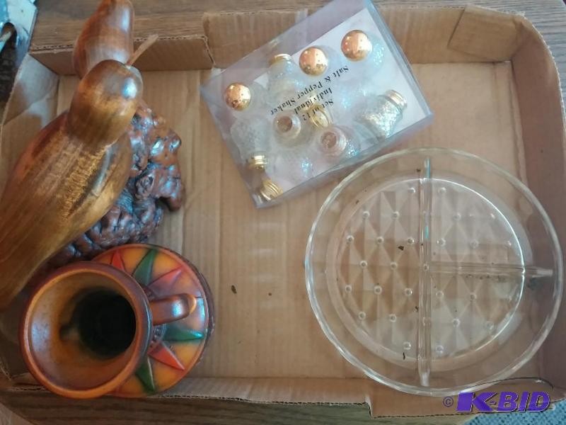 lot 75 image: Lot of small salt and pepper shaker...