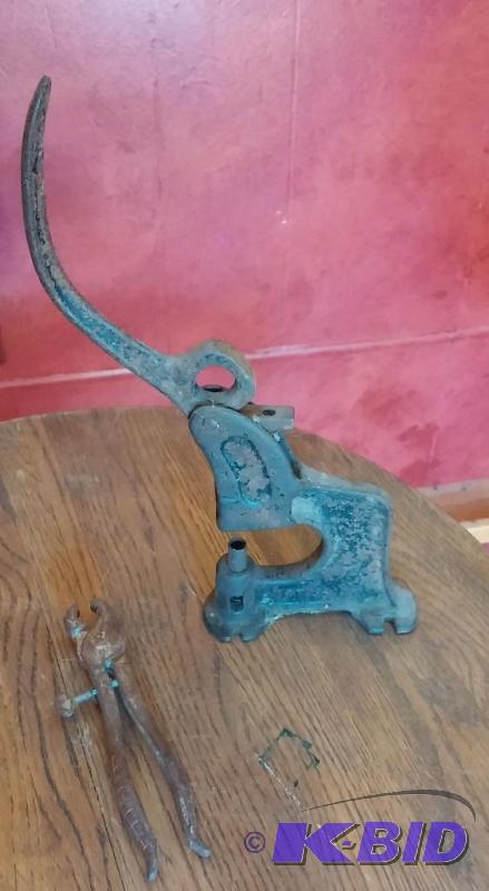 lot 79 image: Vintage table tooling press and vin...