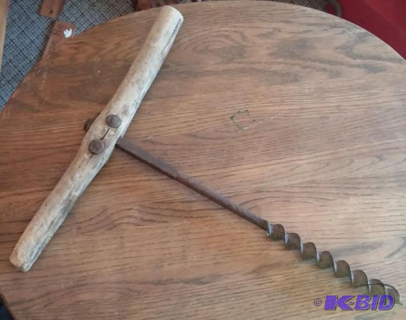 lot 80 image: Very Vintage Ice auger for carrying...