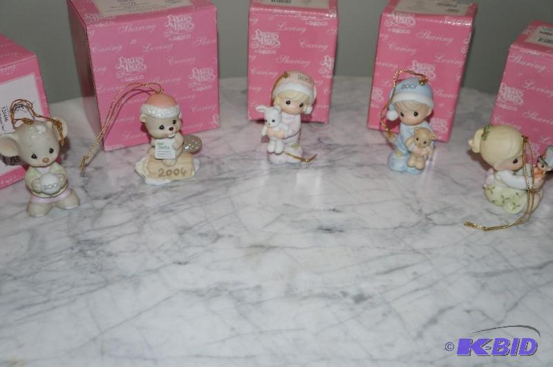 lot 113 image: Lot of 5 Christmas Precious Moments Ornaments