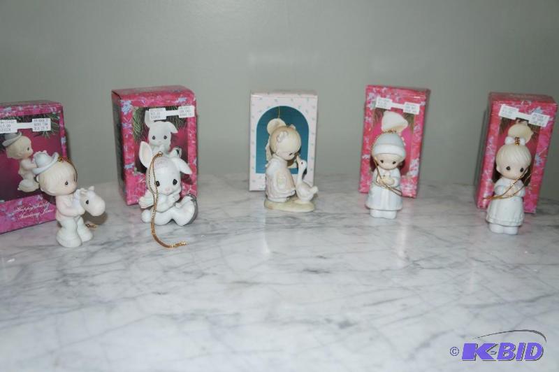 lot 121 image: Lot of 5 Christmas Precious Moments Ornaments