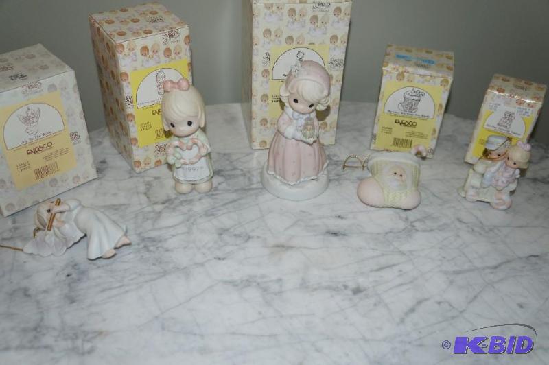 lot 126 image: Lot of 5 Christmas Precious Moments (3 Ornaments & 2 Figurines)