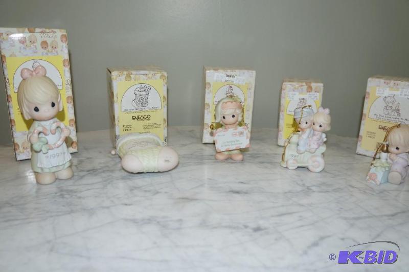 lot 128 image: Lot of 5 Christmas Precious Moments (4 Ornaments & 1 Figurine)
