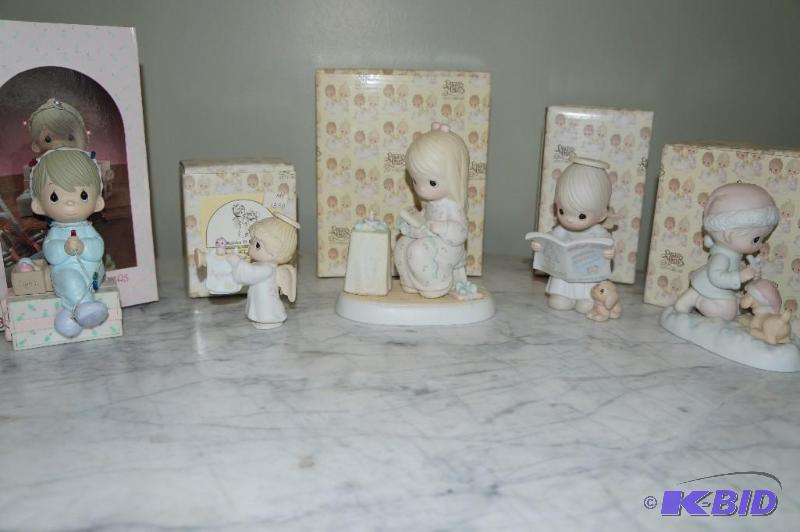 lot 133 image: Lot of 5 Christmas Precious Moments Figurines