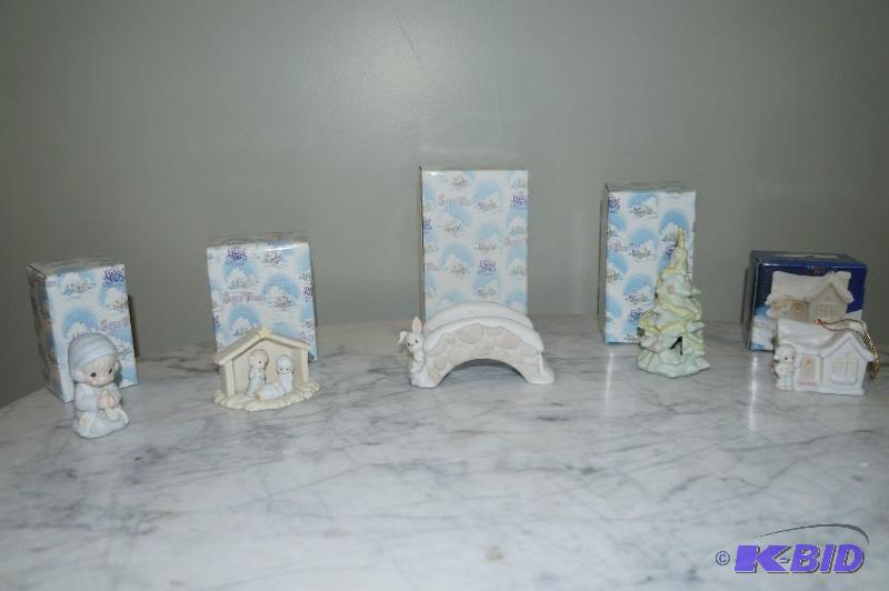 lot 138 image: Lot of 5 Sugar Town Precious Moments Figurines
