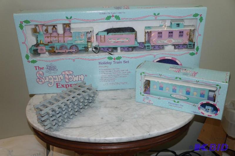 lot 144 image: Sugar Town Express Holiday Train Set with Passenger Car & Extra Track
