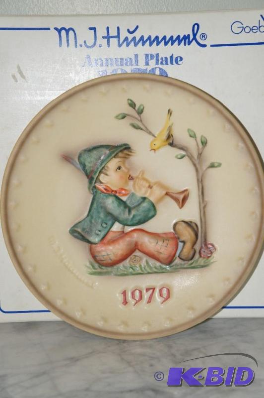 lot 174 image: 1979 M.I. Hummel 9th Annual Plate in bas relief