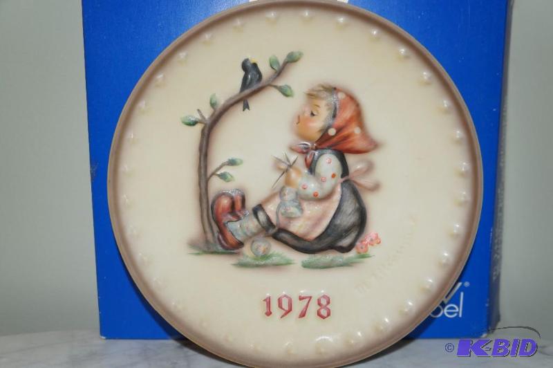 lot 175 image: 1978 M.I. Hummel 8th Annual Plate in bas relief