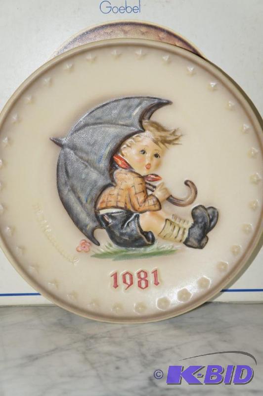 lot 176 image: 1981 M.I. Hummel 11th Annual Plate in bas relief