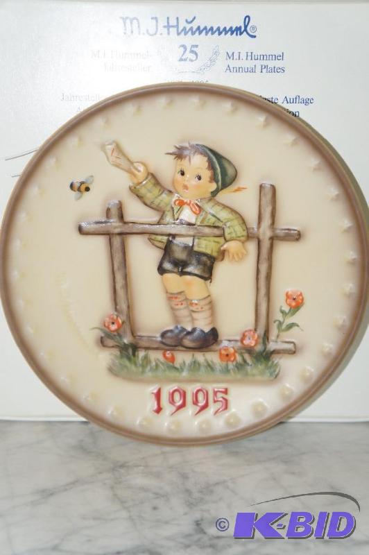 lot 177 image: 1995 Last Edition in a Series of 25 1971 - 1995 M.I. Hummel Annual Plate