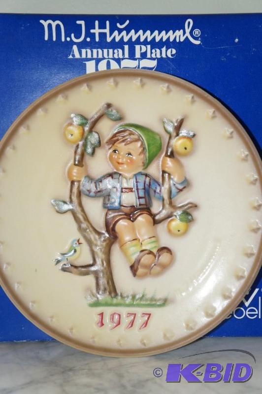 lot 179 image: 1977 M.I. Hummel 7th Annual Plate in bas relief