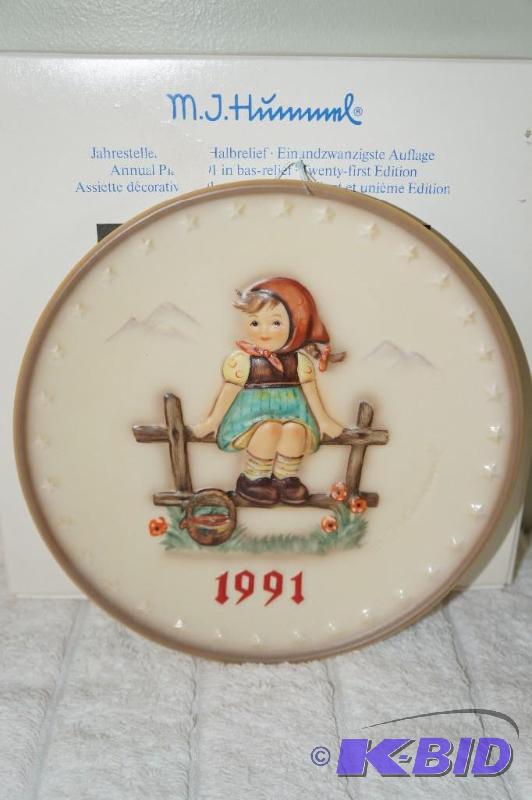 lot 180 image: 1991 M.I. Hummel 21st Annual Plate in bas relief