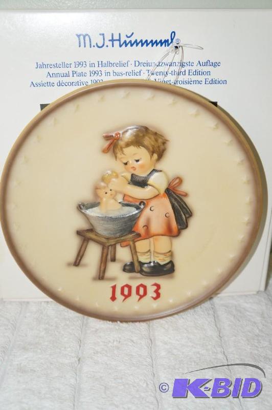 lot 181 image: 1993 M.I. Hummel 23rd Edition in a Series of 25 Annual Plate in bas relief