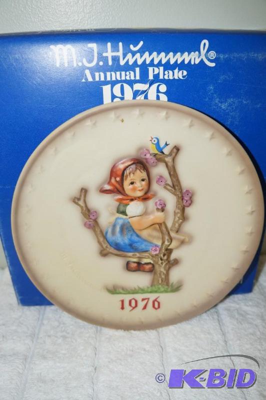 lot 182 image: 1976 M.I. Hummel 6th Annual Plate in bas relief