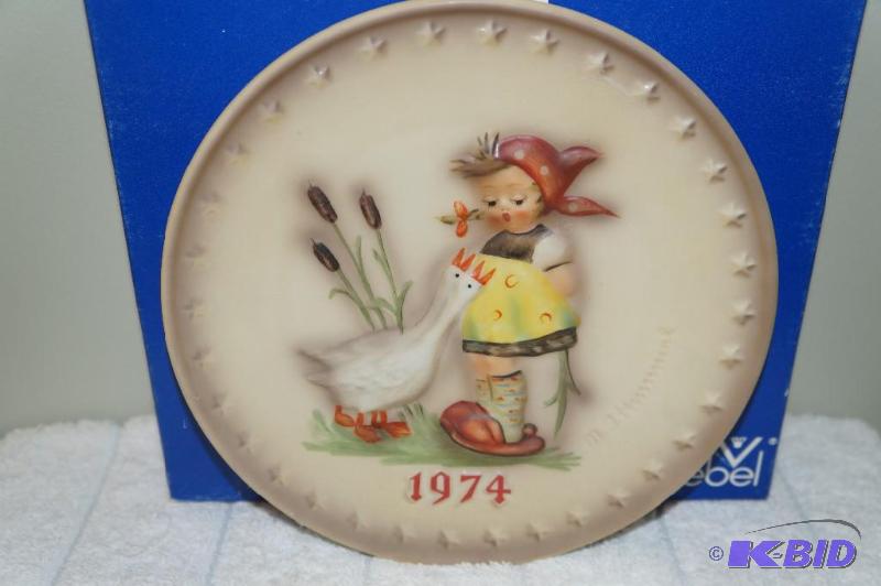lot 185 image: 1974 M.I. Hummel 4th Annual Plate in bas relief