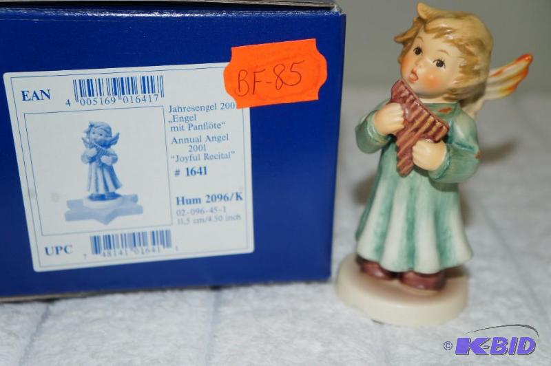 lot 210 image: Joyful Recital 2001 Annual Angel M.I. Hummel Figurine