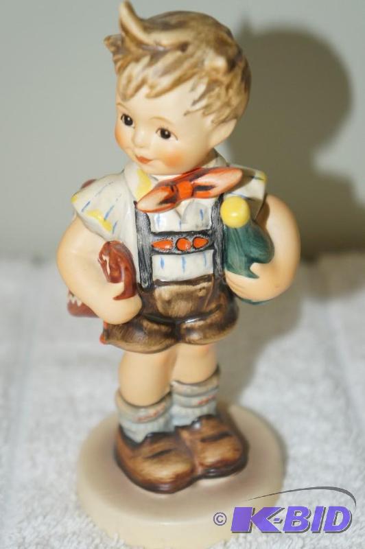 lot 225 image: Exclusive 1979 Edition for Members of the Goebel Collectors Club M.I. Hummel Figurine