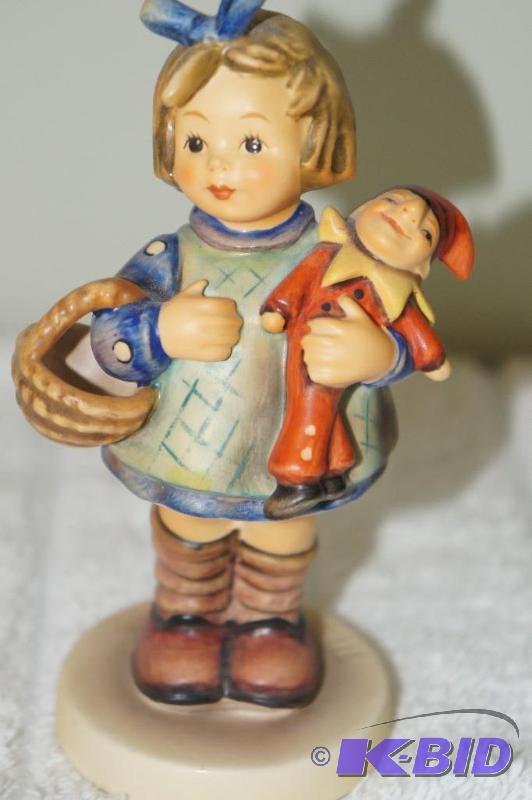 lot 227 image: Exclusive 1981 Special Edition #7 for Members of the Goebel Collectors Club M.I. Hummel Figurine