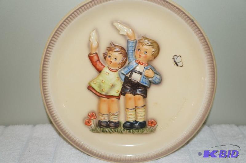 lot 243 image: Auf Wiedersehen 1985 3rd and Final Edition M.I. Hummel Anniversary Plate