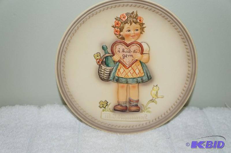 lot 244 image: Valentine Gift 1st Edition in a Series of 4 Exclusively for Members Collectors Plate