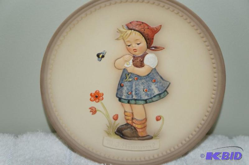 lot 245 image: Daisys Dont Tell 3rd Edition in a Series of 4 1985 Exclusive Collectors M.I. Hummel Plate