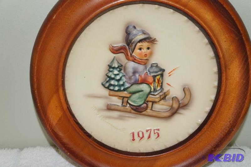 lot 247 image: Fifth Annual Plate 1975 M.I. Hummel Collectors Plate in Wood Frame