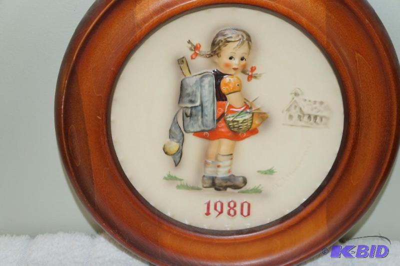 lot 248 image: Tenth Annual 1980 M.I. Hummel Collectors Plate in Wood Frame